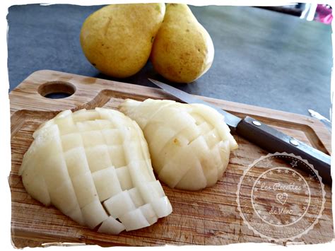 Poires coupées en morceaux dans une poêle avec du beurre et du sucre