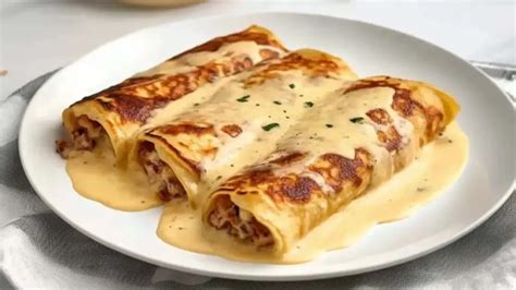 Crêpe pliée en quatre garnie de poires et nappée de sauce chocolat