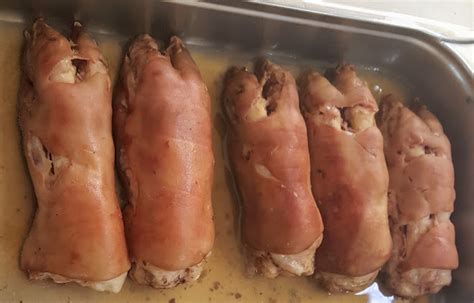 Pieds de porc crus nettoyés