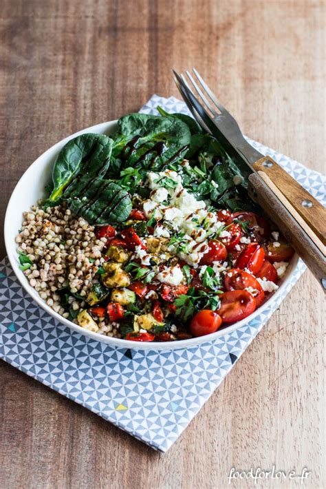 Bol de sarrasin cuit avec des légumes hachés