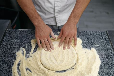 Mains préparant une pâte brisée