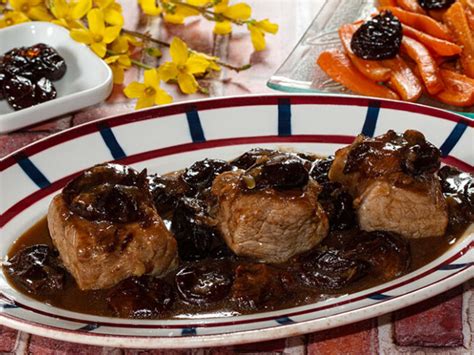Filet mignon de porc cuit, tranché, avec des pruneaux et abricots