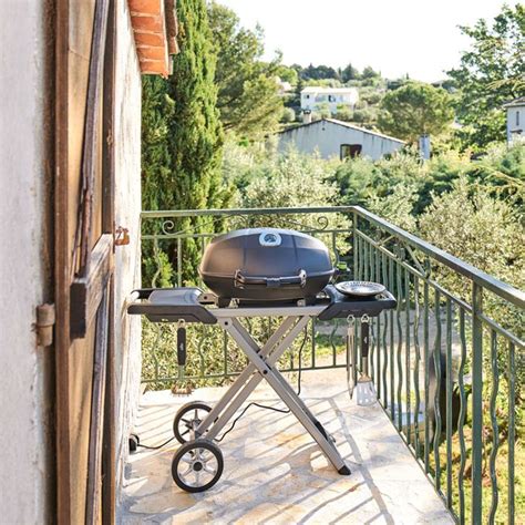 Barbecue Napoléon TravelQ compact sur une table de pique-nique