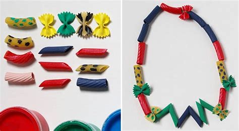 Enfant coloriant des pâtes pour un collier