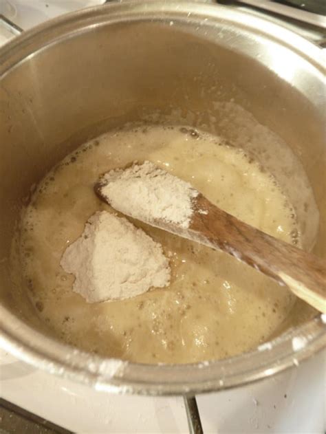 Préparation d'un roux blanc avec du beurre et de la farine