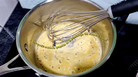 Incorporation du lait froid dans un roux chaud en remuant au fouet