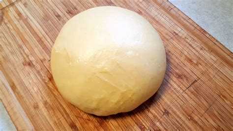 Gros plan sur une pâte à brioche lisse et élastique