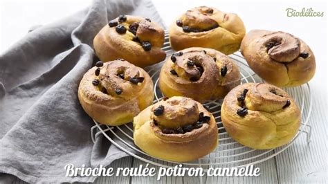 Différentes variantes de brioches cannelle raisins dans des moules variés