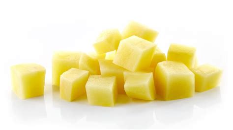 Pommes de terre coupées en cubes et prêtes à cuire à la vapeur