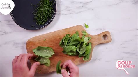Ciseler des herbes fraîches pour la sauce