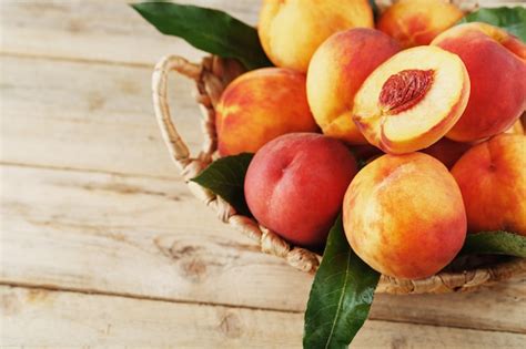 Pêches blanches mûres dans un panier