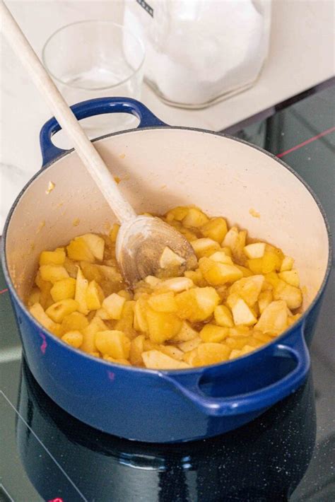 Pêches coupées en morceaux dans une casserole avec du sucre