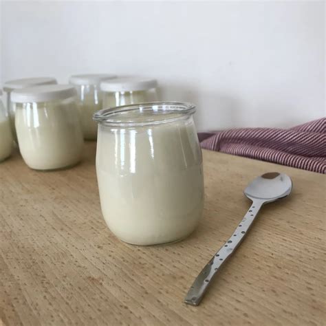 Pot de yaourt maison avec une couche de compote de pêche sur le dessus