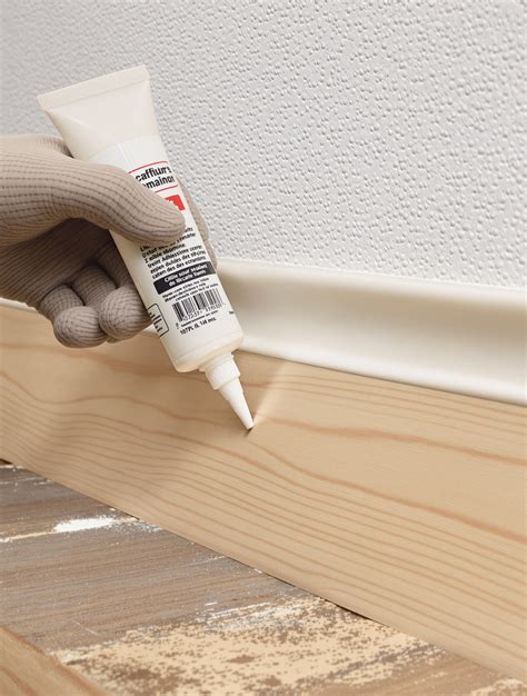 Schéma d'installation d'une plinthe PVC avec colle