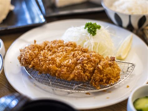 Assiette de tonkatsu avec une portion de kyabetsu sarada