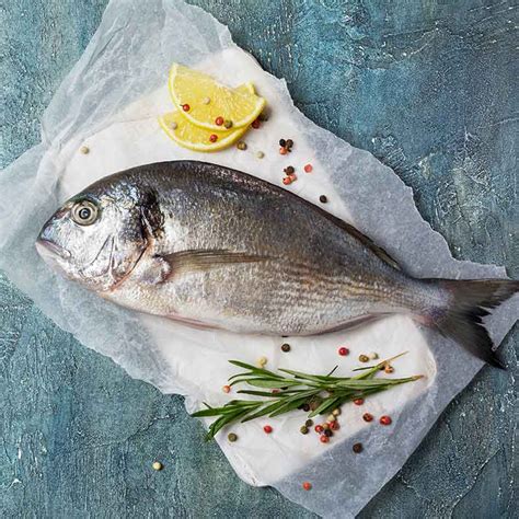 Daurade royale entière avec ses caractéristiques distinctives