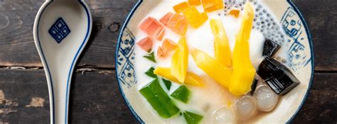Bol de dessert vietnamien aux trois couleurs garni de fruits et de gelée