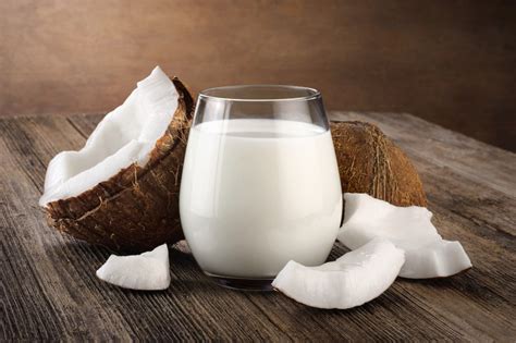 Lait de coco frais versé