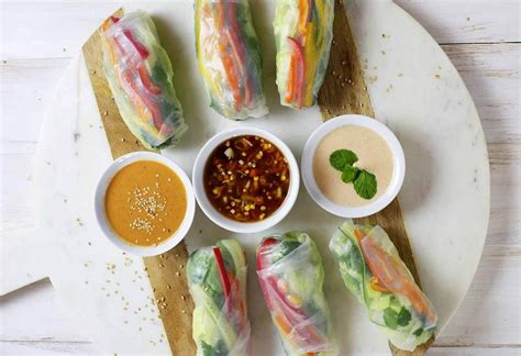 Assortiment de rouleaux de printemps avec sauce