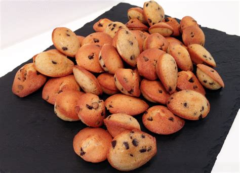 Vue rapprochée d'une madeleine moelleuse parsemée de pépites de chocolat