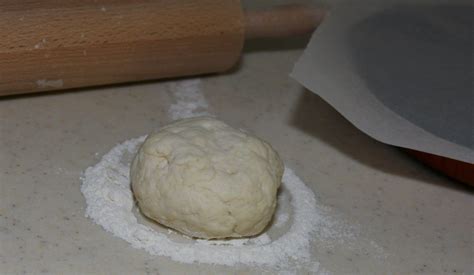 Boule de pâte brisée au yaourt prête à être étalée
