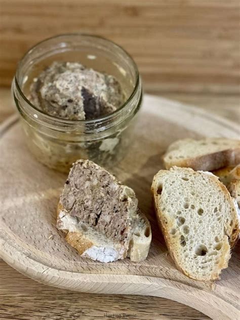 Bocaux de pâté de campagne remplis et prêts pour la cuisson