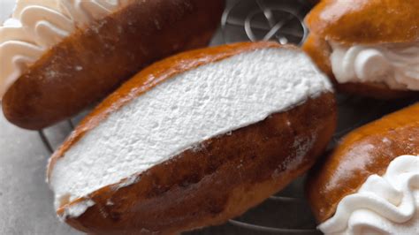 Brioches maritozzi dorées sortant du four