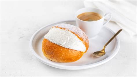 Maritozzi coupés en deux et généreusement garnis de crème fouettée