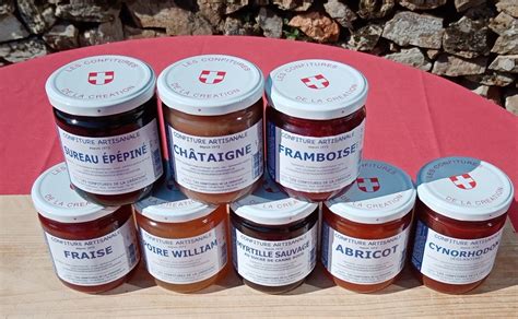 Variété de pots de confiture artisanale aux étiquettes colorées