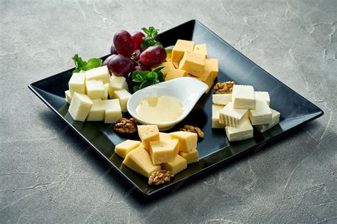 Assiette de fromages locaux avec un petit pot de confiture artisanale