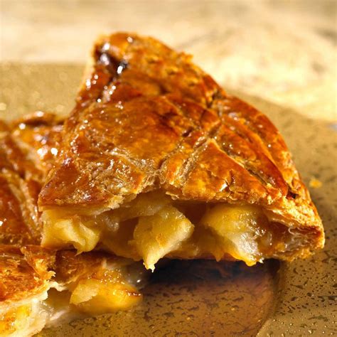 galette des rois avec pommes et praliné (illustration clair)