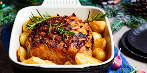 rôti de porc avec pommes de terre et champignons