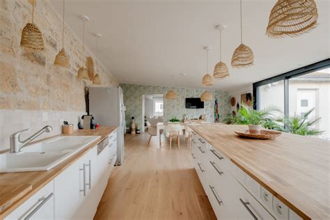 Cuisine moderne avec îlot central en bois clair