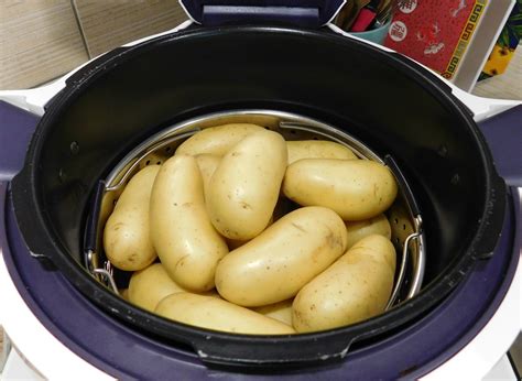 Cookeo avec le panier vapeur rempli de pommes