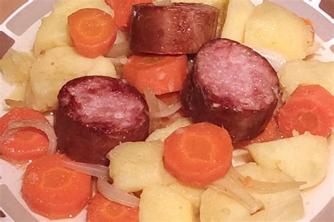 Plat de Saucisse de Morteau, pommes de terre et carottes servi