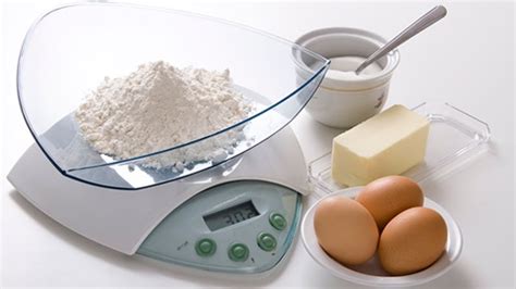 Balance de cuisine et ingrédients pour un dessert