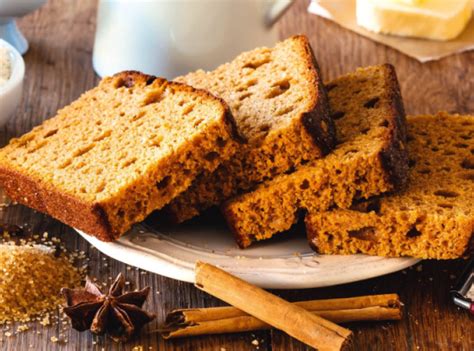 Pain d'épices artisanal cuit dans un moule en bois