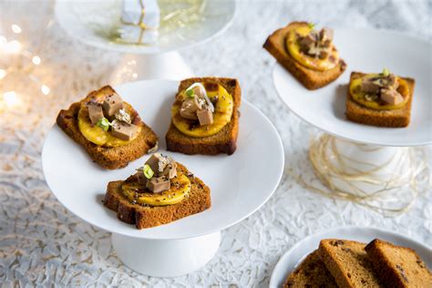 Assiette de foie gras garnie de toasts de pain d'épices