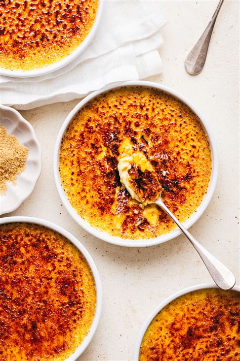Dessert de crème brûlée garni de miettes de pain d'épices