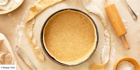 Pâte à gâteau sans gluten formée en galettes sur une plaque