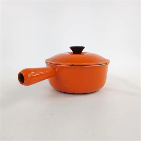 Gros plan sur l'intérieur en fonte d'un caquelon à fondue Staub