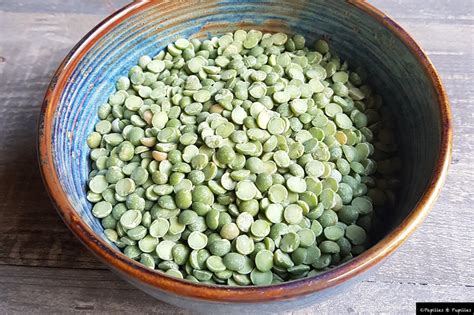 Bol de pois cassés trempant dans de l'eau