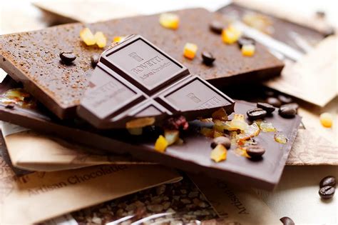 Artisans travaillant le chocolat dans les ateliers Bovetti