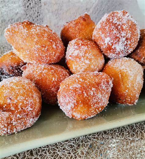 Beignets au brocciu et farine de châtaigne saupoudrés de sucre glace