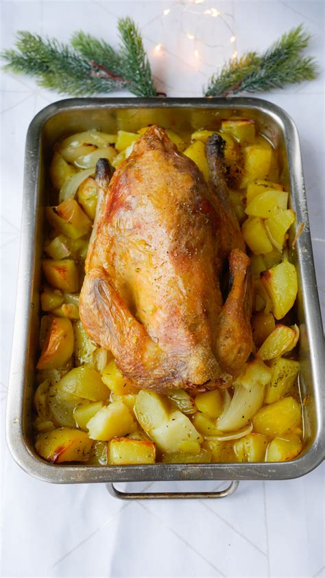 Une pintade entière rôtie au four avec des herbes
