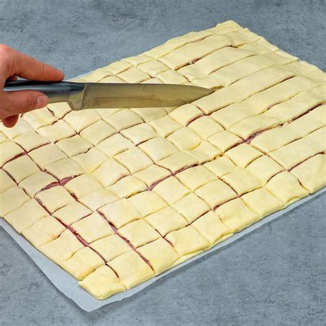 Un rectangle de pâte feuilletée plié en deux avec une garniture visible