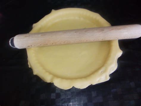 Garniture de pâte brisée étalée dans des moules