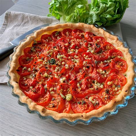 Tarte à la tomate garnie de rondelles de tomates fraîches