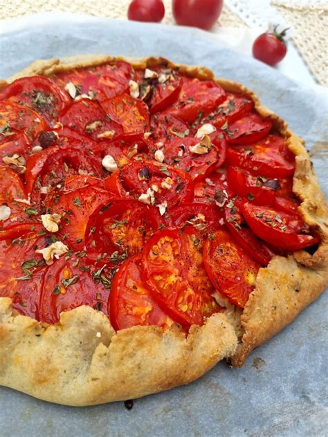 Tarte à la tomate sortant du four, dorée et appétissante