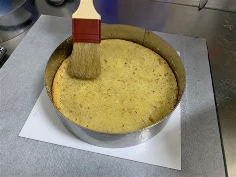 Application de sirop sur une génoise